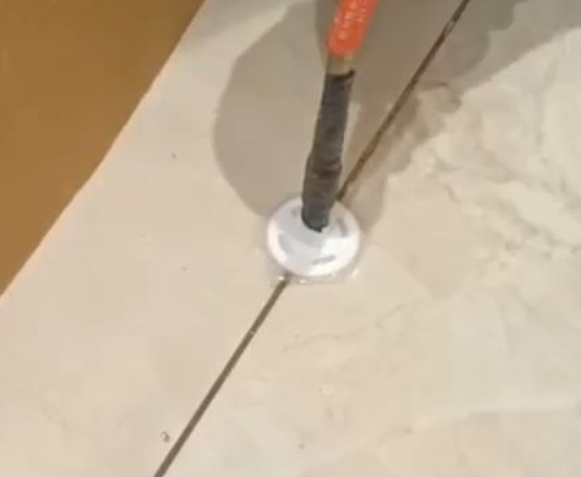 新青瓷砖空鼓维修公司专业解答瓷砖在铺贴过程中，如果没有涂抹均匀到位的粘结材料（如水泥砂浆或瓷砖胶），可能会导致以下问题