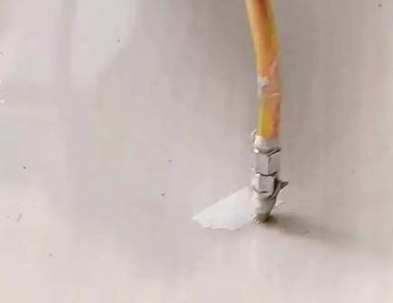 新青瓷砖空鼓维修公司专业解答在瓷砖铺贴过程中，如果使用的砂料过粗（如全部使用了粗砂），可能会导致以下问题