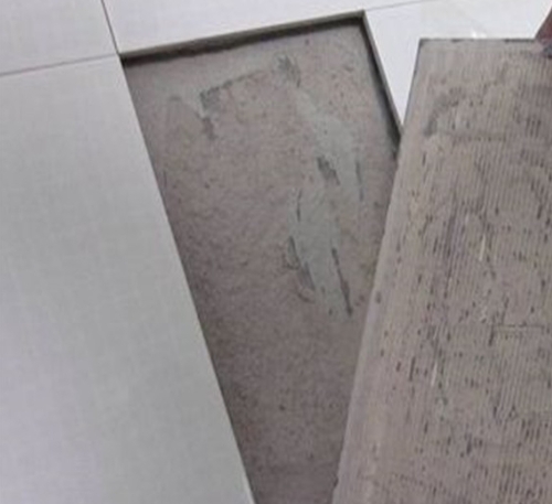 新青瓷砖空鼓维修公司分享瓷砖铺贴时如果打浆（即涂抹在瓷砖背面和基层上的砂浆或瓷砖胶）过少，会带来以下问题